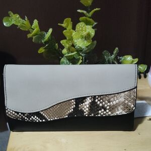 Wallet Stylish Snake-Accent Tricolor White, Black, Beige